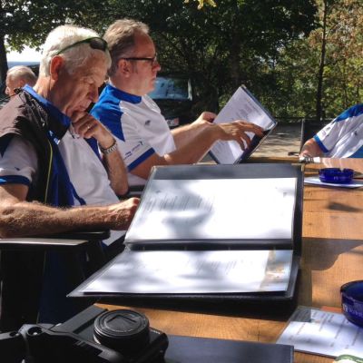 045 Studium der reichhaltigen Speisekarte